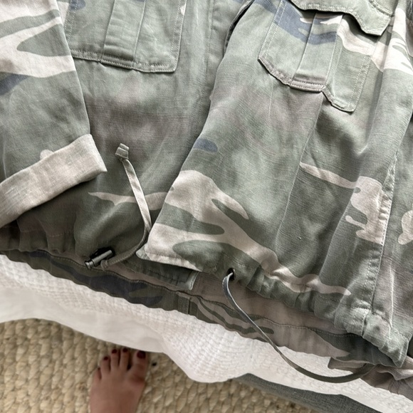 Rails camo jacket. With adjustable cinching at bottom - Picture 3 of 4